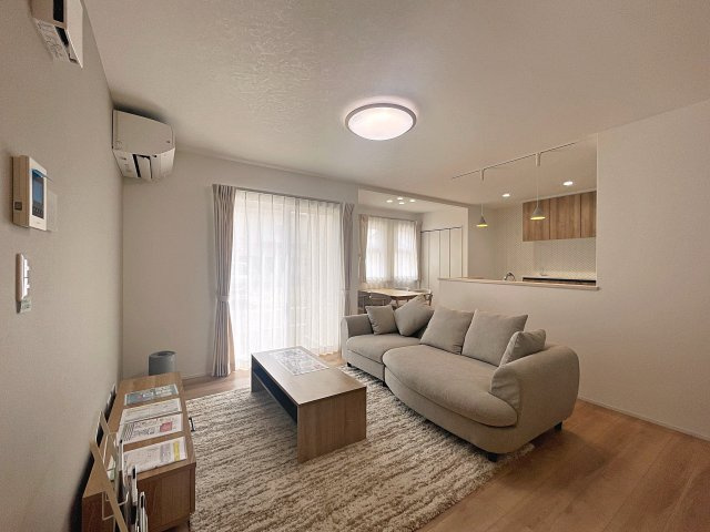 新築戸建・新築建売　会津若松市一箕町　一箕小・一箕中の居間・リビング|太陽の日差しが気持ちの良いリビングは広々としているので家具を設置してもゆとりがあります！
