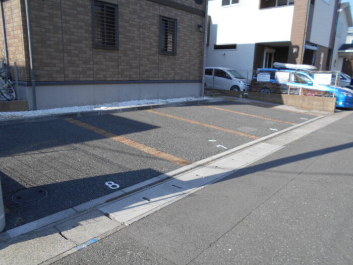 エミール・オガワ　Aの駐車場