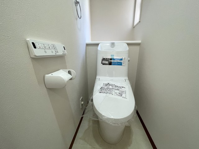 風感じる立地。それはきっとDNAが求めているもの。眺望の開放感に沿って、自分自身も開放出来るこの家。きっとあなたの癒しの空間となってくれるはず、、、な、『保土ケ谷区上菅田町』リフォーム戸建のトイレ|ゆったりとした空間のトイレです
