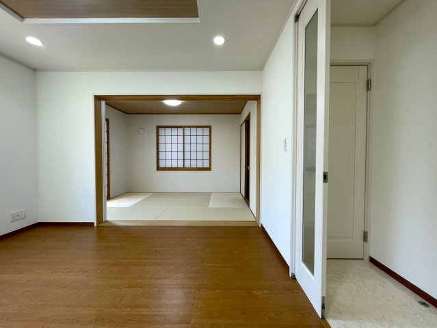 風感じる立地。それはきっとDNAが求めているもの。眺望の開放感に沿って、自分自身も開放出来るこの家。きっとあなたの癒しの空間となってくれるはず、、、な、『保土ケ谷区上菅田町』リフォーム戸建の居間・リビング|使いやすいリビングです