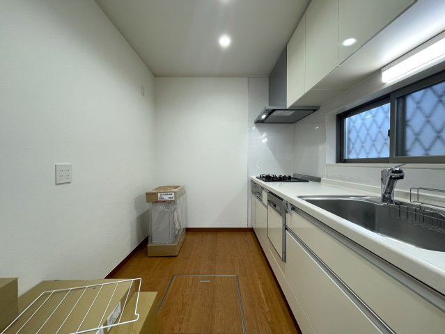 風感じる立地。それはきっとDNAが求めているもの。眺望の開放感に沿って、自分自身も開放出来るこの家。きっとあなたの癒しの空間となってくれるはず、、、な、『保土ケ谷区上菅田町』リフォーム戸建のキッチン|キッチンです