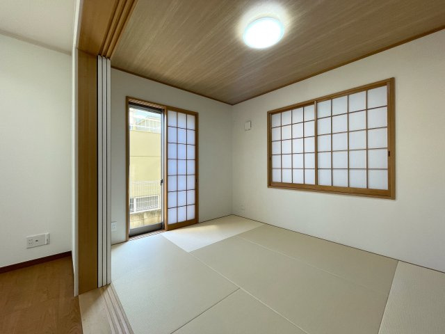 風感じる立地。それはきっとDNAが求めているもの。眺望の開放感に沿って、自分自身も開放出来るこの家。きっとあなたの癒しの空間となってくれるはず、、、な、『保土ケ谷区上菅田町』リフォーム戸建の和室|和室があると落ち着いた雰囲気になりますね