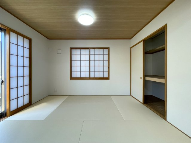 風感じる立地。それはきっとDNAが求めているもの。眺望の開放感に沿って、自分自身も開放出来るこの家。きっとあなたの癒しの空間となってくれるはず、、、な、『保土ケ谷区上菅田町』リフォーム戸建の和室|和室があると落ち着いた雰囲気になりますね