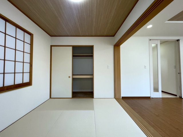 風感じる立地。それはきっとDNAが求めているもの。眺望の開放感に沿って、自分自身も開放出来るこの家。きっとあなたの癒しの空間となってくれるはず、、、な、『保土ケ谷区上菅田町』リフォーム戸建の和室|落ち着いた雰囲気の和室付きです