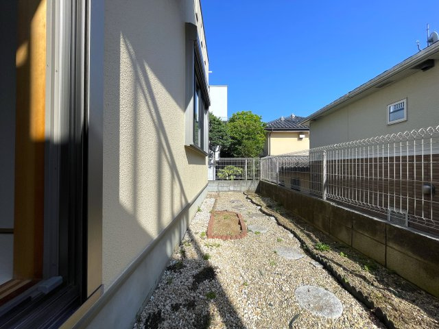 風感じる立地。それはきっとDNAが求めているもの。眺望の開放感に沿って、自分自身も開放出来るこの家。きっとあなたの癒しの空間となってくれるはず、、、な、『保土ケ谷区上菅田町』リフォーム戸建の庭|たまにはお庭で休日を過ごしてみるのもよいかもしれません
