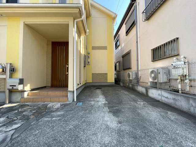 風感じる立地。それはきっとDNAが求めているもの。眺望の開放感に沿って、自分自身も開放出来るこの家。きっとあなたの癒しの空間となってくれるはず、、、な、『保土ケ谷区上菅田町』リフォーム戸建の駐車場|駐車場があるので、車を買う予定の方も安心です
