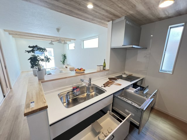 桜井市大字谷  のキッチン|引き出し収納が便利なシステムキッチン