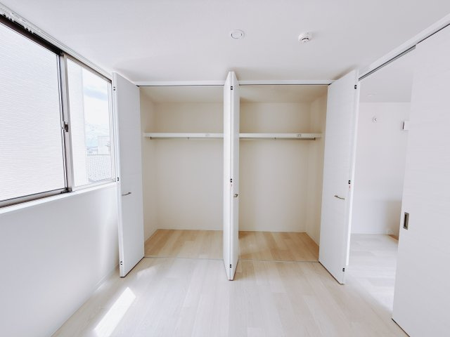【中古戸建】高崎市飯塚町　の洋室|■2階洋室｜2階各居室には収納をご用意しています♪常にお部屋を綺麗に保てます！小さなお子様も自然とお片付けができるようになるのでうれしいですよね！