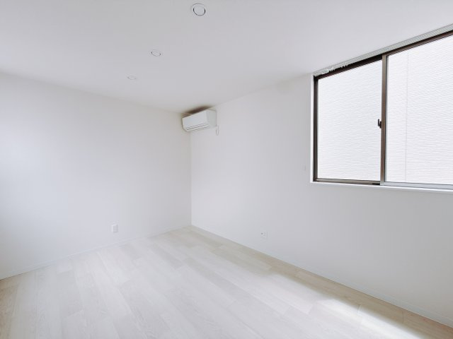 【中古戸建】高崎市飯塚町　の洋室|■2階洋室｜2階洋室には大きな窓をご用意しています。日中はあたたかな日差し差し込み自分時間も充実できますね＾＾
