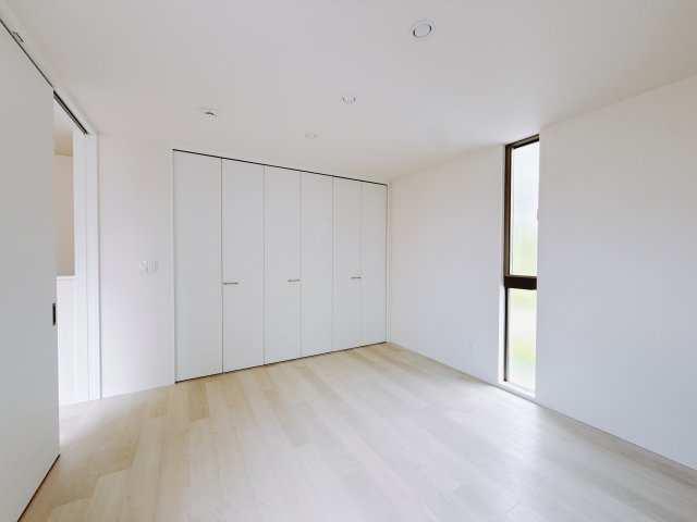 【中古戸建】高崎市飯塚町　の洋室|■2階洋室｜お子様の一人部屋にピッタリな洋室。木のぬくもりを感じるフローリングは、天然木の味わいが時とともに深みを増していきます。また、傷にも強く、フリーワックスでお手入れもラクラクです♪