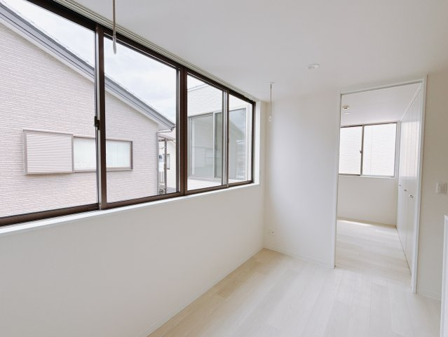 【中古戸建】高崎市飯塚町　の洋室|■2階洋室｜全部屋フローリングなので、お掃除がしやすいです♪大きな収納もあって嬉しい！