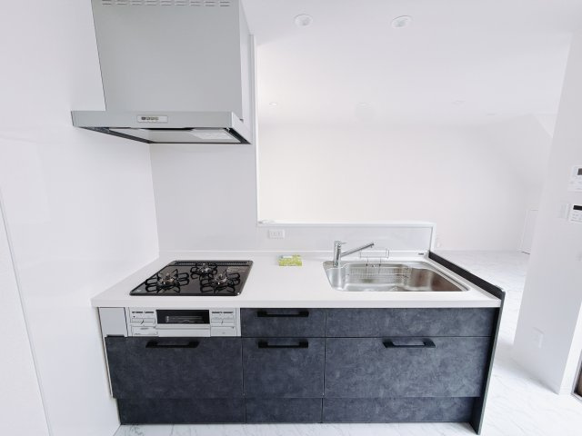 【中古戸建】高崎市飯塚町　のキッチン|■キッチン｜ワークトップ下には、圧力鍋やパスタ鍋などのかさばる調理器具もラクラク収納可能なスライド収納！ものが溢れがちなキッチン回りもスッキリきれいに管理ができます♪