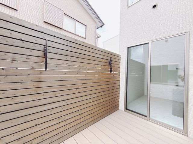 【中古戸建】高崎市飯塚町　の外観|■ウッドデッキ｜リビング横には大きなウッドデッキをご用意しています！日中や夜はこちらで素敵な時間をお過ごしください！