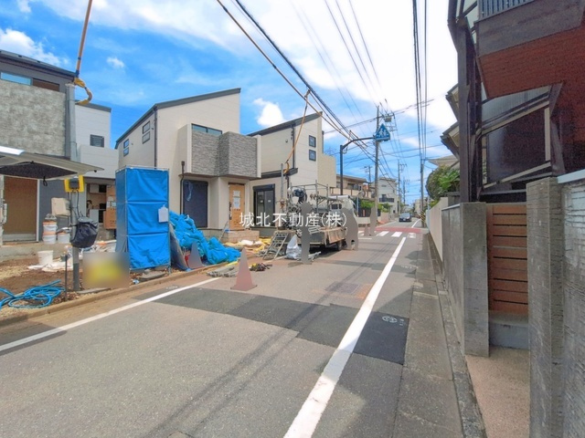杉並区宮前1丁目 全4棟 2号棟の前面道路含む現地写真|南側約5.1ｍ公道×東側約4ｍ公道に面する開放感
　～光と風を享受する快適な立地～