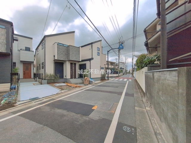 杉並区宮前1丁目 全4棟 2号棟の前面道路含む現地写真|南側約5.1ｍ公道×東側約4ｍ公道に面する開放感
　～光と風を享受する快適な立地～