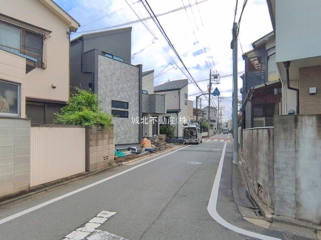 杉並区宮前1丁目 全4棟 2号棟の前面道路含む現地写真