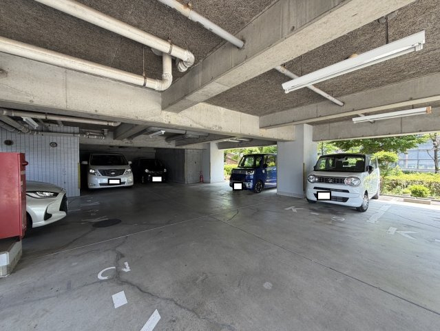 ヴィーヴル草加の駐車場