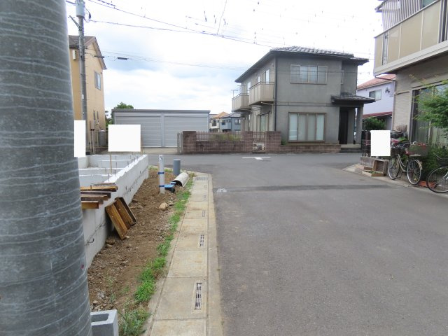 鶴ヶ島市下新田新築戸建の前面道路含む現地写真