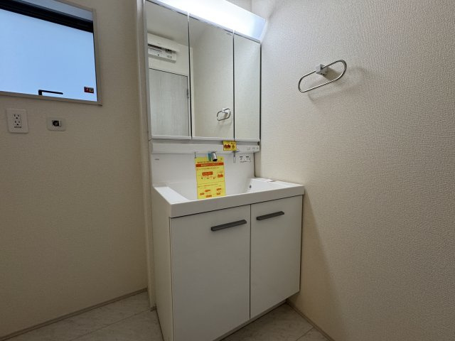 うるま市前原（全10棟）7号棟の独立洗面台|7号棟　三面鏡付き洗髪洗面化粧台♪