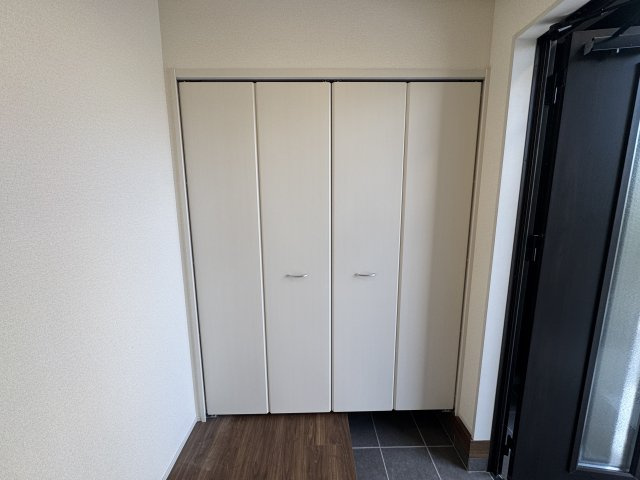 うるま市前原（全10棟）7号棟の玄関|7号棟　十分な収納付き玄関♪