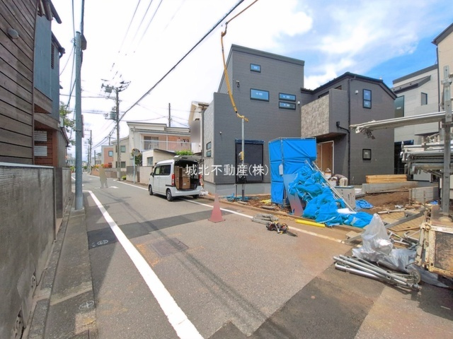 杉並区宮前1丁目 全4棟 4号棟の前面道路含む現地写真|南側約5.1ｍ公道×東側約4ｍ公道に面する開放感
　～光と風を享受する快適な立地～