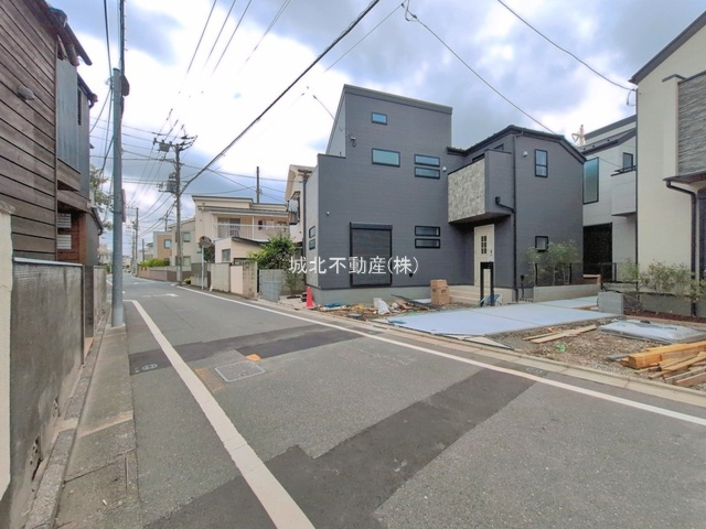 杉並区宮前1丁目 全4棟 4号棟の前面道路含む現地写真|南側約5.1ｍ公道×東側約4ｍ公道に面する開放感
　～光と風を享受する快適な立地～