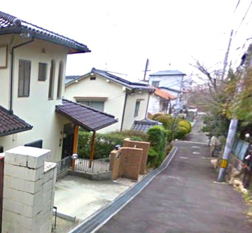 苦楽園二番町の前面道路含む現地写真|住まいに上質な顔を演出する玄関門扉
