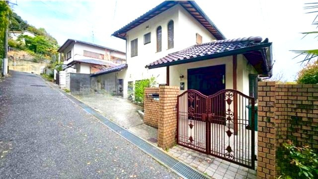 苦楽園二番町の前面道路含む現地写真|住まいに上質な顔を演出する玄関門扉
