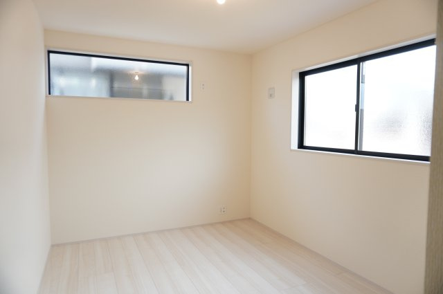 草加市旭町5丁目 新築分譲住宅の洋室|6.5帖（西側）
