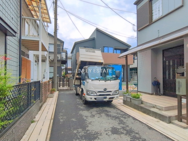 草加市旭町5丁目 新築分譲住宅の前面道路含む現地写真