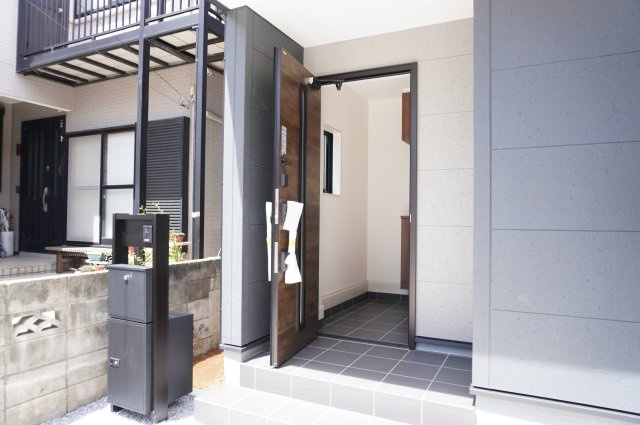 草加市旭町5丁目 新築分譲住宅の玄関|インターホン機能・宅配BOX付き門柱
