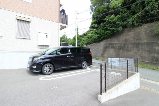 メゾン梨川の駐車場