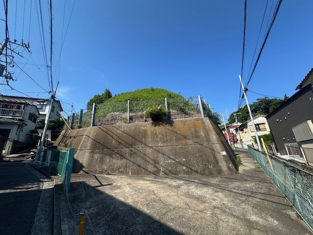 理屈は要らない！広さは正義！横浜の絶対的眺望が織りなす土地。理論値では延床８００㎡の超バカデカな建物も建築出来る！それが、【保土ケ谷区宮田町』売地の外観|おしゃれな外観です