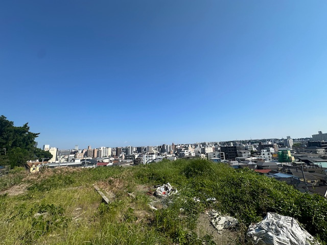 理屈は要らない！広さは正義！横浜の絶対的眺望が織りなす土地。理論値では延床８００㎡の超バカデカな建物も建築出来る！それが、【保土ケ谷区宮田町』売地の外観