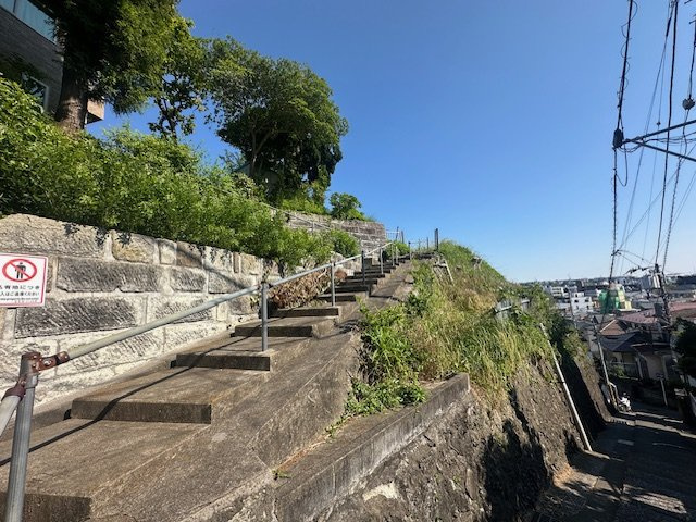 理屈は要らない！広さは正義！横浜の絶対的眺望が織りなす土地。理論値では延床８００㎡の超バカデカな建物も建築出来る！それが、【保土ケ谷区宮田町』売地の外観
