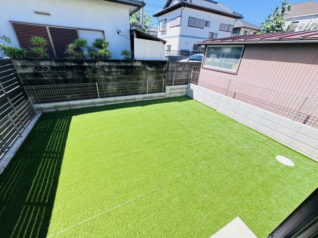 松戸市常盤平西窪町新築戸建【常盤平第三小学校:5分】の庭|南西側庭スペース・日当たり良好♪