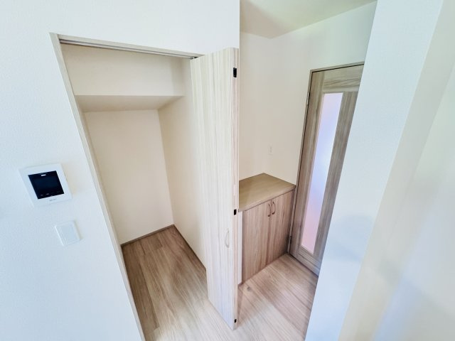 松戸市常盤平西窪町新築戸建【常盤平第三小学校:5分】の収納|キッチン横・収納スペース