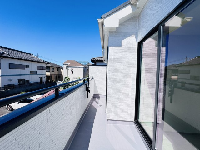 松戸市常盤平西窪町新築戸建【常盤平第三小学校:5分】のバルコニー|南西向きワイドバルコニー・日当たり良好♪