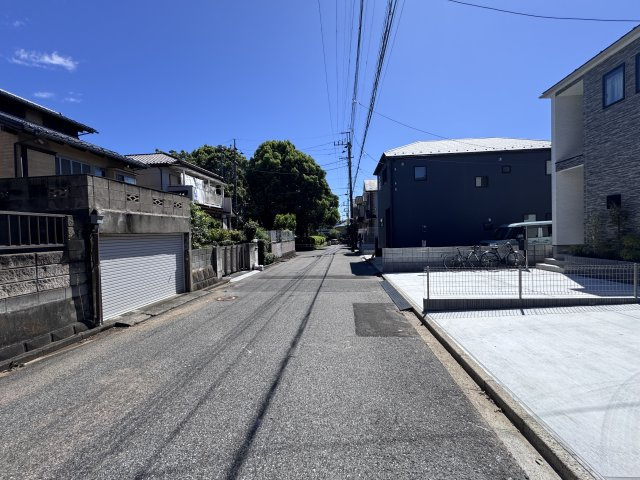 松戸市常盤平西窪町新築戸建【常盤平第三小学校:5分】の前面道路含む現地写真|北東側前面道路