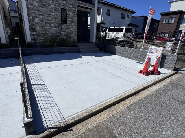 松戸市常盤平西窪町新築戸建【常盤平第三小学校:5分】の駐車場|A号棟駐車スペース・並列2台駐車可
