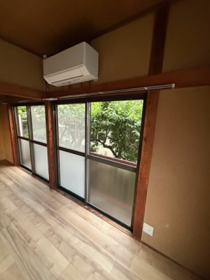 【設備】 | ひかり荘 | 洋室窓　大きくて光がよく入ります。