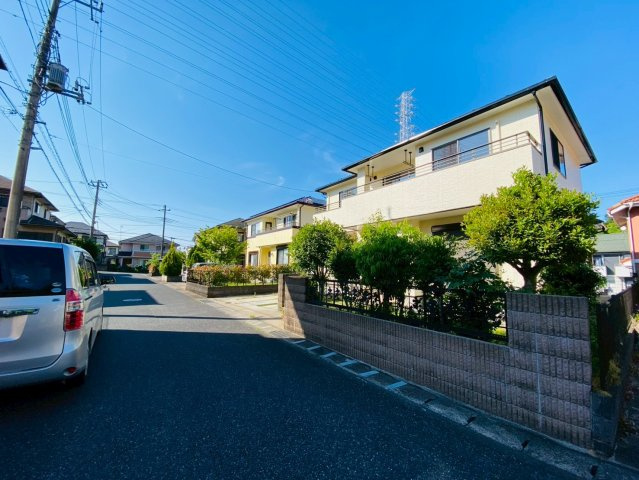 ふじき野３丁目　中古戸建ての前面道路含む現地写真