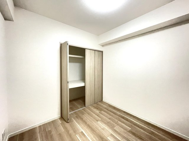 ダイアパレス草津ガーデンコートの洋室|間仕切りを活用しリビングと一体の部屋としても活用できる洋室約４．５帖です。
