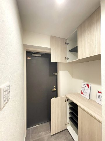 ダイアパレス草津ガーデンコートの玄関|玄関にはシューズボックスが配置されています。