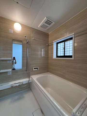 門真市上野口町の浴室|ゆったり足を延ばしてくつろげる広さの浴室です。
雨の日や冬の洗濯に大活躍の浴室乾燥機付きです！
