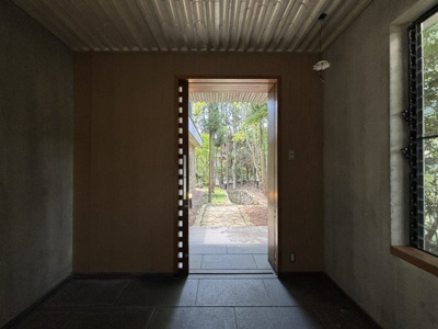 【玄関】 | 西宮市甲陽園目神山町　中古戸建 | 格子の隙間から外の景色や光が見える趣のある玄関