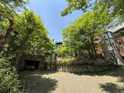 【駐車場】 | 西宮市甲陽園目神山町　中古戸建 | 車庫2台、駐車スペース2台分有り。来客時も安心です