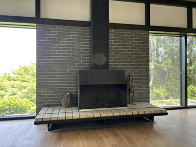 【居間・リビング】 | 西宮市甲陽園目神山町　中古戸建 | 暖炉の炎が揺れるのを眺めながらゆっくりとくつろげます