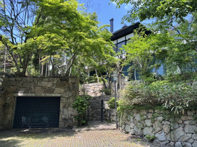 【外観】 | 西宮市甲陽園目神山町　中古戸建 | 地形を生かしその場所に沿うように建てられ、様々な樹木に囲まれた豊かな住空間