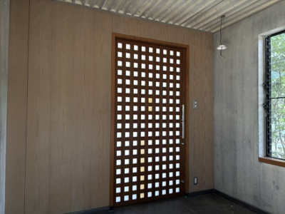 【玄関】 | 西宮市甲陽園目神山町　中古戸建 | 格子の隙間から外の景色や光が見える趣のある玄関